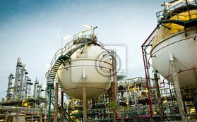 夜晚作業(yè) 兩個(gè)球儲(chǔ)氣庫石化廠的天然氣管道儲(chǔ)運(yùn)分析